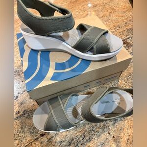 Clark’s Cali Skye Dusty Olive Wedge Sandals size 9 W
